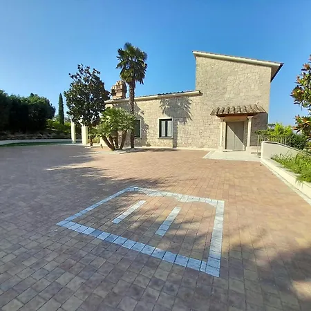 With Pool In The Heart Of Umbria بيت للعطل *